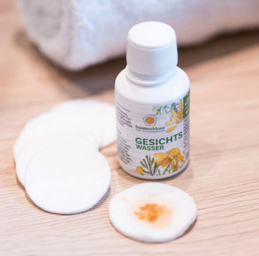 Flasche SonnenMoor Pflanzliches Gesichtswasser – 200 ml in einer eleganten Flasche, die sanft reinigende und pflegende Pflanzenextrakte für die Gesichtshaut zeigt.