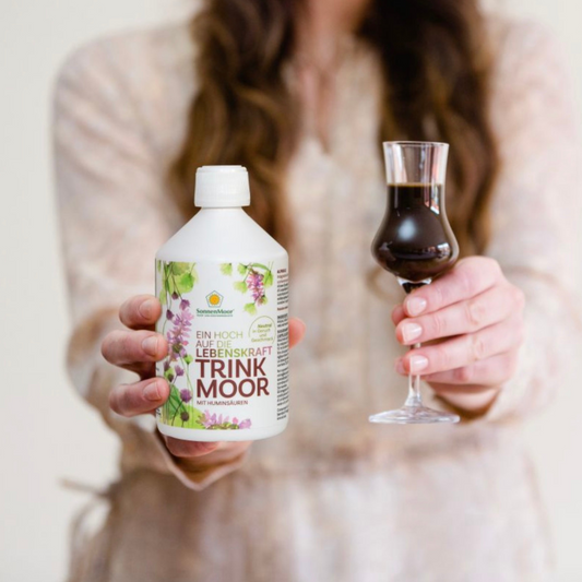 Flasche SonnenMoor TrinkMoor – 500 ml in einer praktischen Flasche, die das natürliche Moor zur Förderung der allgemeinen Gesundheit und Vitalität zeigt