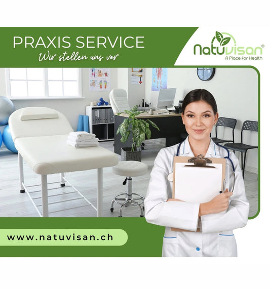 Eine freundliche Therapeutin steht in einer hellen und beruhigenden Praxis. Im Hintergrund sind Natuvisan-Produkte auf einem Regal und einem Tisch präsentiert, was die natürliche und hochwertige Ausrichtung der Praxis unterstreicht