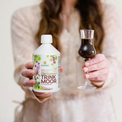 Flasche SonnenMoor TrinkMoor – 500 ml in einer praktischen Flasche, die das natürliche Moor zur Förderung der allgemeinen Gesundheit und Vitalität zeigt
