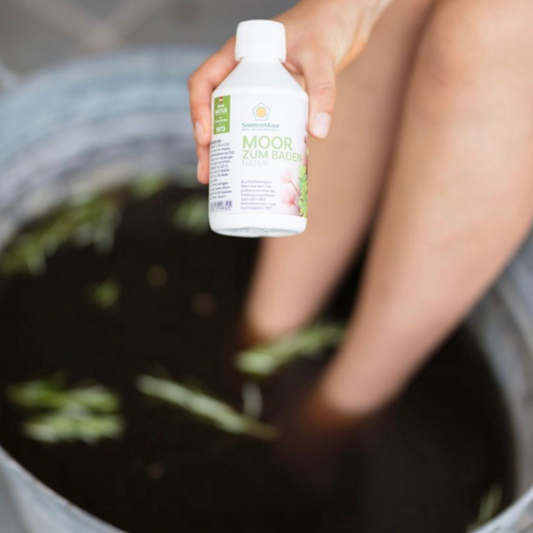 Packung SonnenMoor Moor zum Baden – 500 g in einer umweltfreundlichen Verpackung, die das natürliche Moor zur Entspannung und Hautpflege während des Bades zeigt.